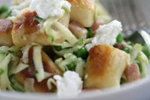 Pan-fried potato gnocchi with peas and zucchini