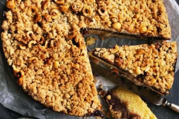 Date and hazelnut cake with crumble.