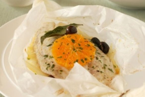 Fish in a bag with fennel, orange and olives
