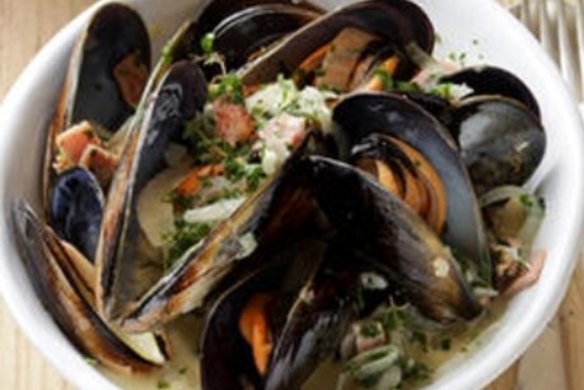 Mussels with cider and bacon