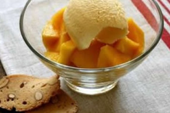 Mangoes with white chocolate mousse and almond bread