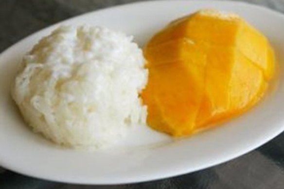 Sticky rice with mangoes