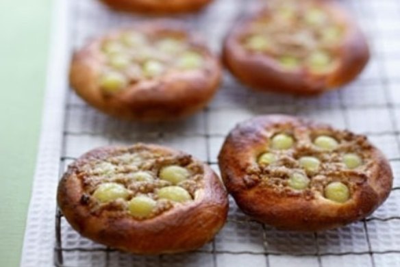 Brioche with grapes and walnuts