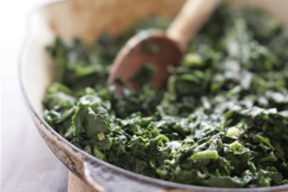 Old-fashioned spinach with nutmeg and cream