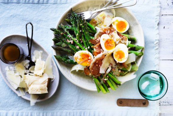 Salad of asparagus, prosciutto and egg with vinaigrette.