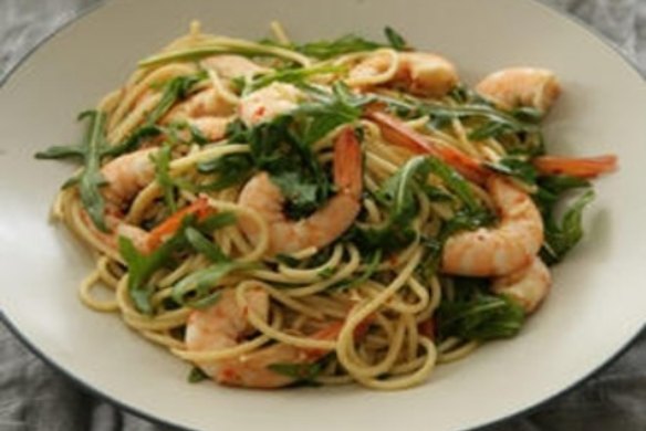 Spaghetti with prawns, anchovy and capers