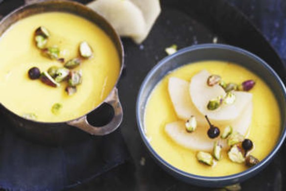 Ginger pots with pistachio and pears.