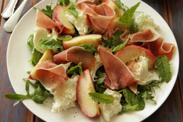 Salad of fresh peach, ham and mozzarella.