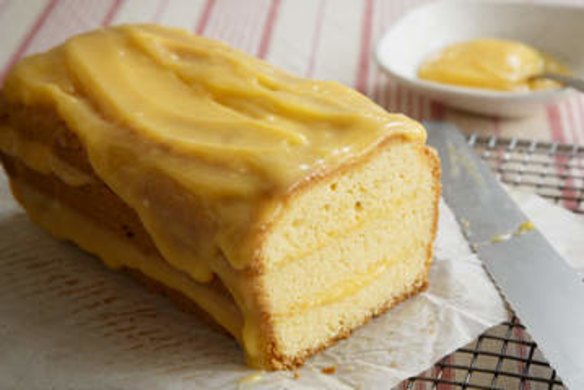 Almond cake with lemon curd