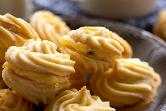 Melting moments with passionfruit icing