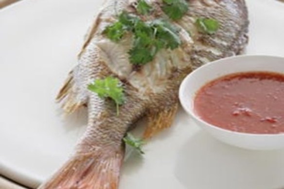 Grilled fish with garlic and chilli sauce