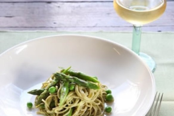 Green tea noodles with fresh asparagus, peas and a creamy dill & avocado sauce