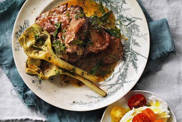 Veal escalopes with artichokes and prosciutto.