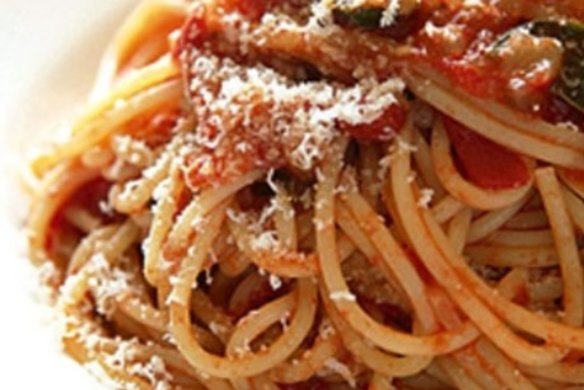 Spaghetti with fresh tomato and basil sauce