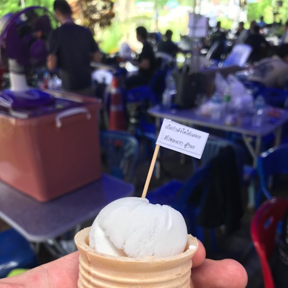Thai volunteers supported the media by handing out free coconut ice creams. The little flag says “we give moral support to our heroes. Keep fighting!”