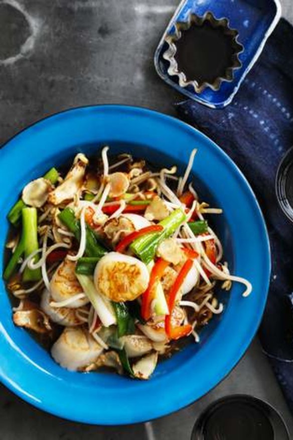 Stir-fried sea scallops with bean sprouts.