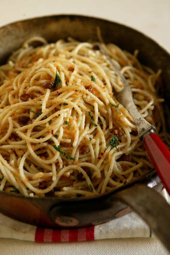 Spaghetti with anchovies and breadcrumbs.