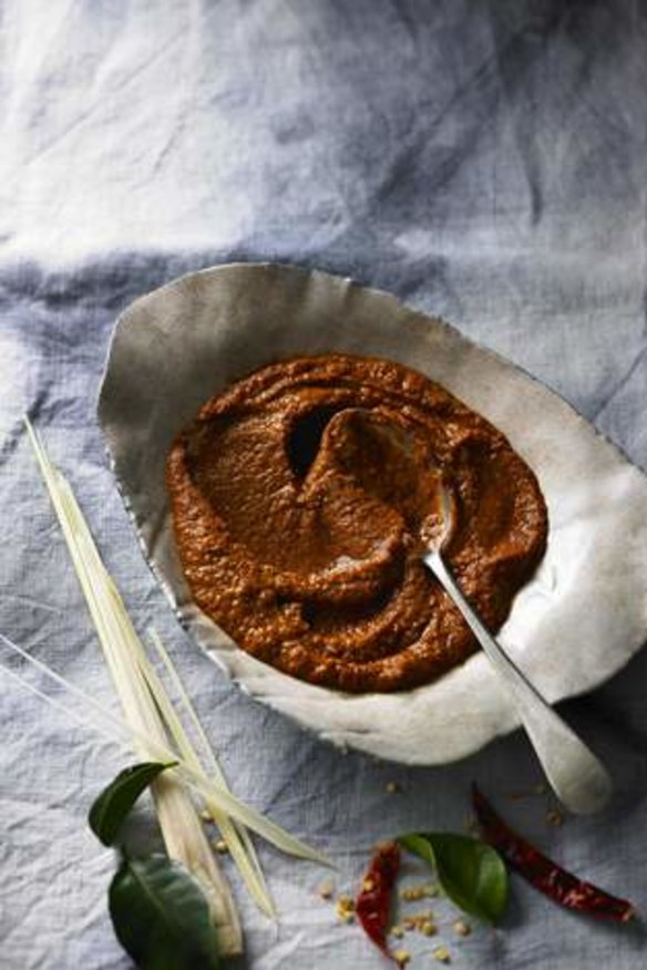 Quick and easy: red curry paste.