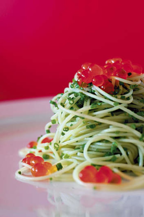 Spaghetti with chives and salmon eggs.