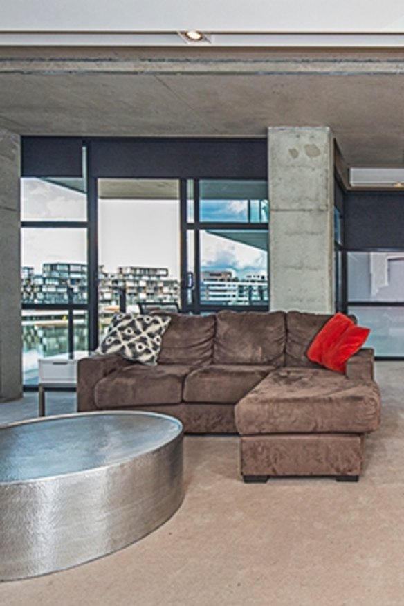 7/27 Eastlake Parade, Kingston. 