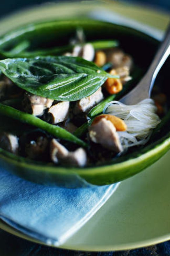 Green chicken curry with cashews and green beans.
