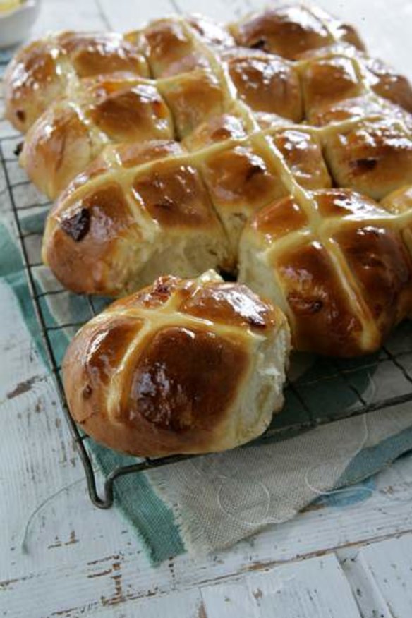 Apricot and cardamon hot cross buns