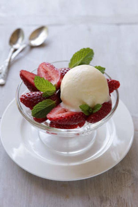 Mascarpone ice-cream with strawberries.