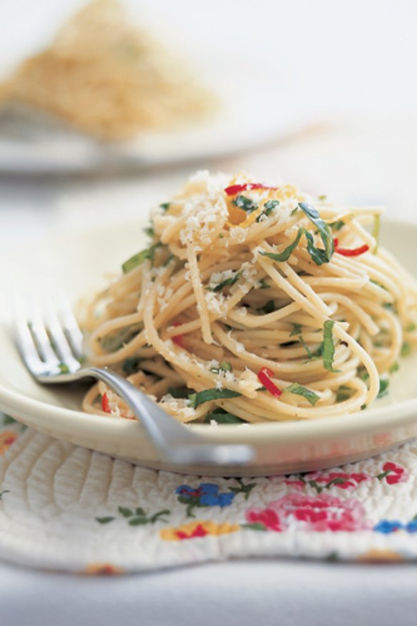 Spaghetti with chilli, lemon and rocket