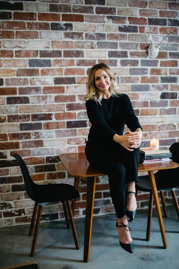 Tara Castellan proves you can still look classic and expensive while dressing in second-hand fashion.