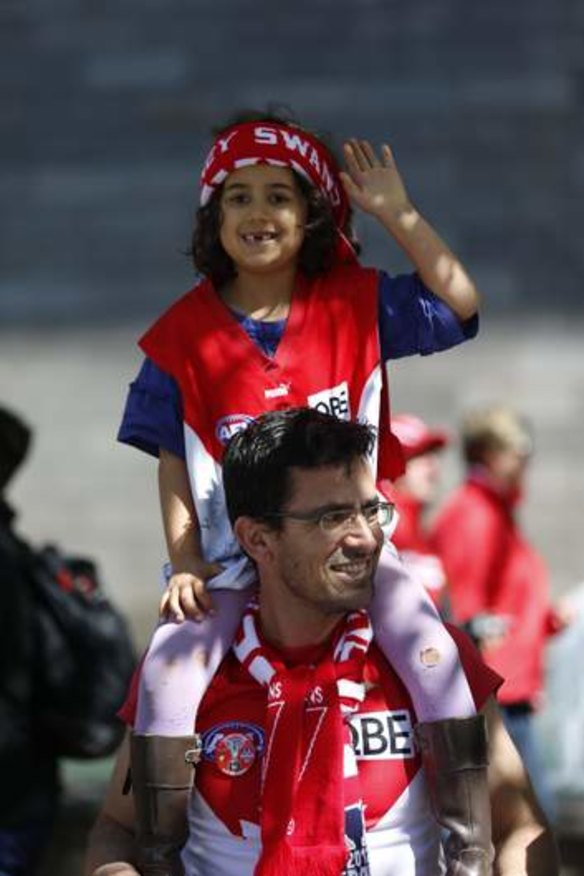 Isadora sits on the shoulders of David Sachs.