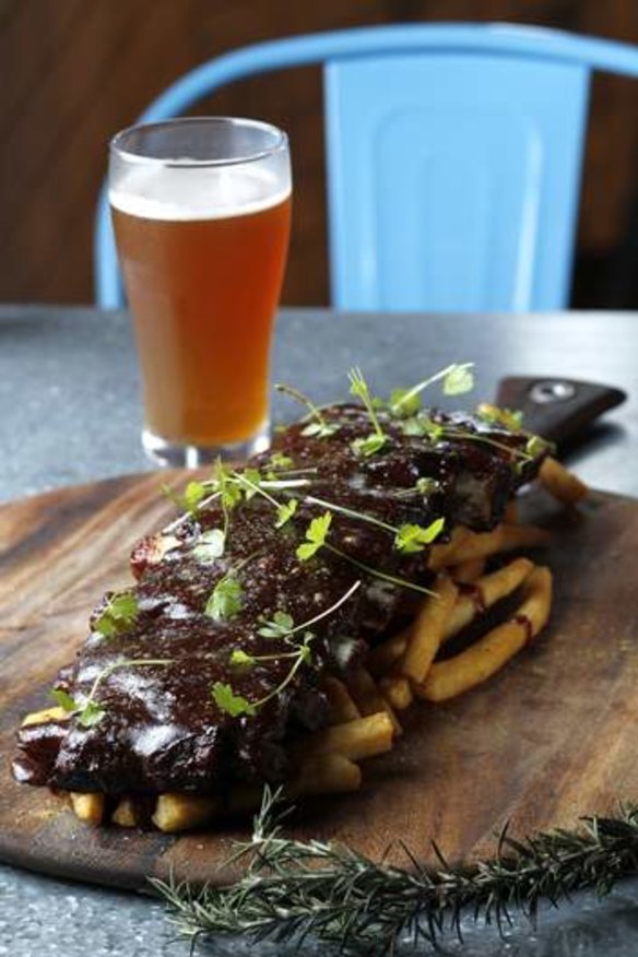 Beef ribs with chips.