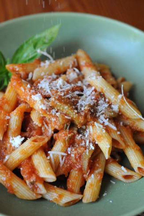 Frugal family dinner: Penne with tomato sauce and tuna.
