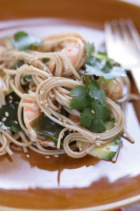 Soba noodles with prawns and wakame