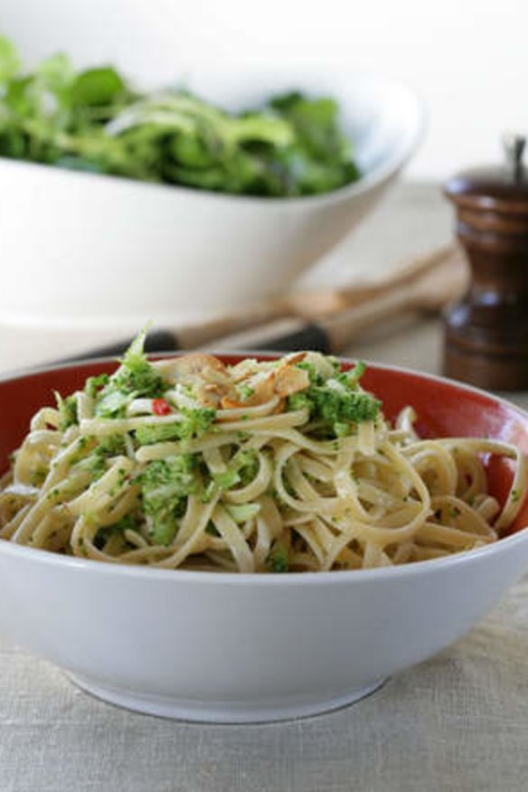 Dinner in 15 minutes ... broccoli and chilli linguine.