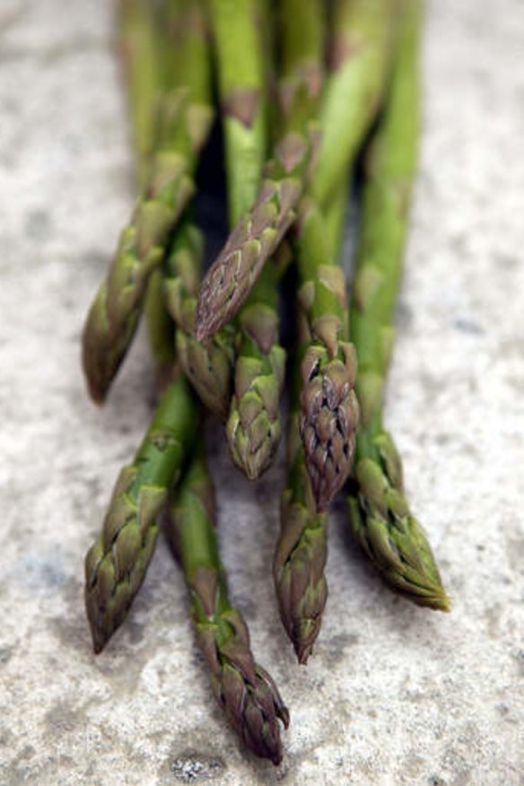 Spear time: Fingers are fine for eating asparagus, when it's served alone.