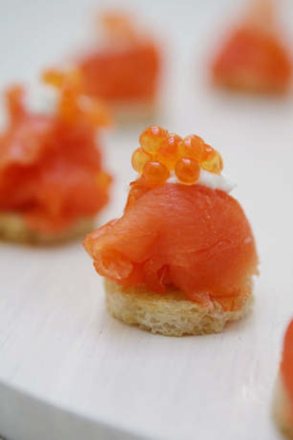 Simple and elegant: smoked salmon canapes.