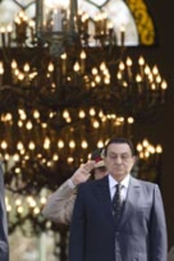 Presidential surrounds ... Barack Obama and Hosni Mubarak at an arrival ceremony at Cairo's Quba Palace.