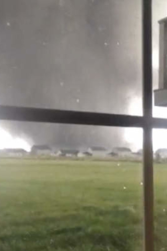 Killer storm, tornadoes claim at least 2 in US