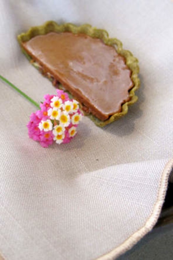 Dried scallop pie with lantana flowers.