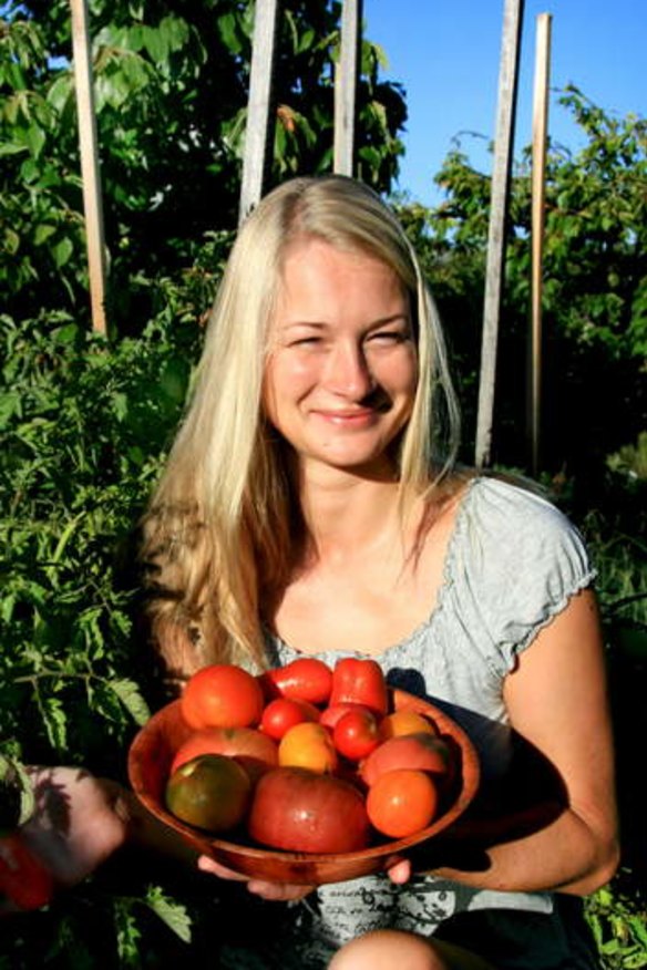 Woofer Tanya Buehr with Owen Pidgeon?s heritage tomatoes.