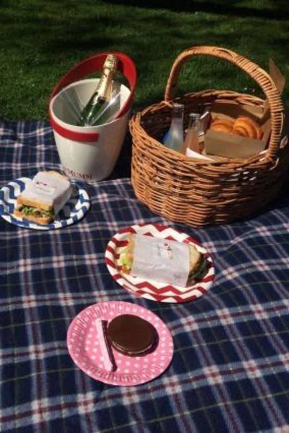 Stables of Como's picnic basket.