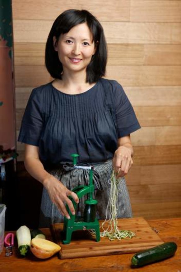 Seon Joo Lee of Yong Green Food demonstrates how to make raw zucchini "noodles" with her Spiraliser.