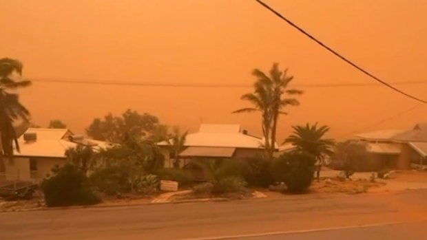 Cyclone Narelle has passed through Carnarvon as a category three storm, bringing winds in excess of 125 km/h.