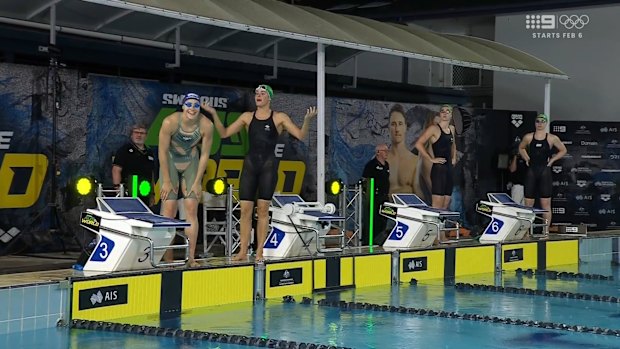 Officials are forced to intervene after forgetting Kaylee McKeown's backstrong leg at Australia vs The World.