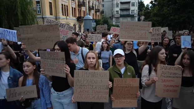 Thousands gather to protest as Zelensky signs bill weakening anti-corruption agencies.