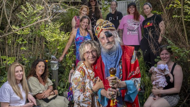 Neighbours have signed up to help a much loved colourful 'wizard', 95-year-old 'Baba Desi' get to Belgrave shops. (Footage: Pauline Klemm/Sliding Door Photography)