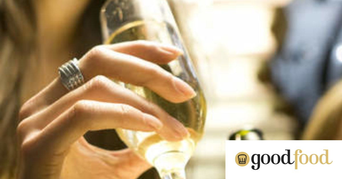 White wine drinkers 'pour themselves bigger measures'