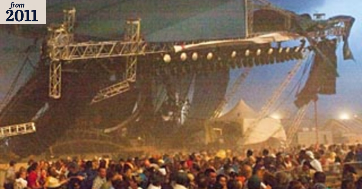 Fans killed after stage collapses