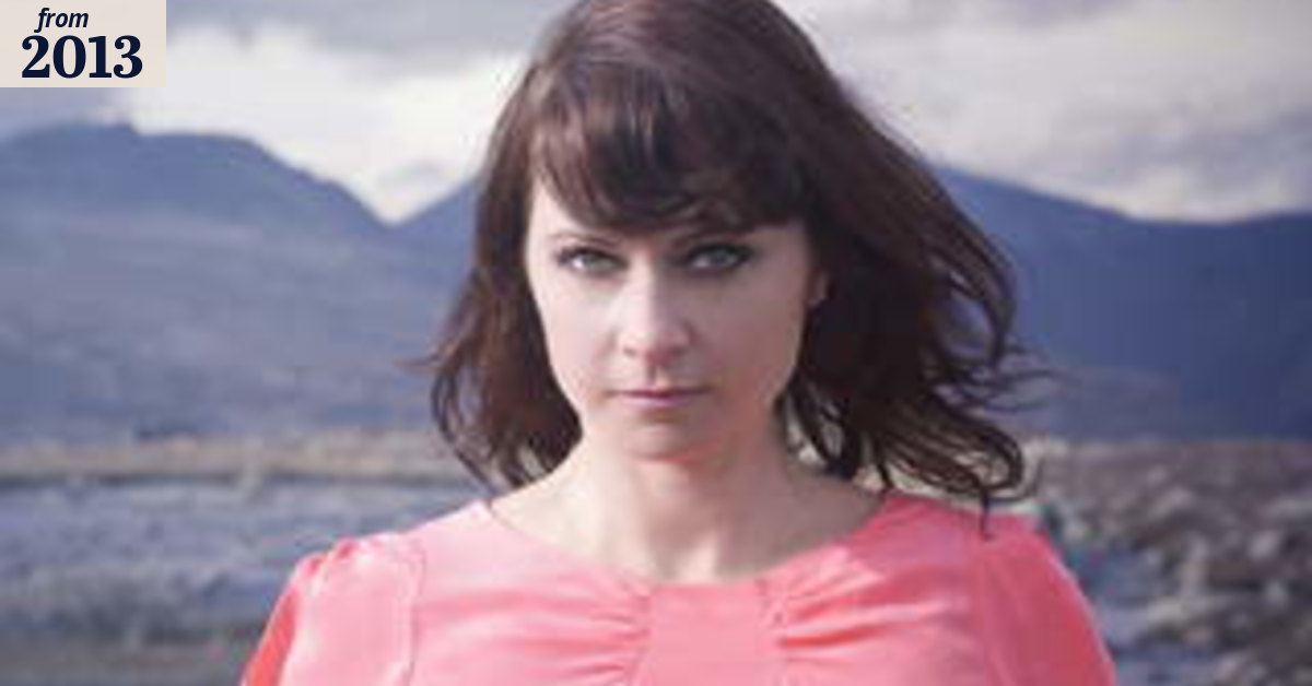 Chanteuse set for a rendezvous