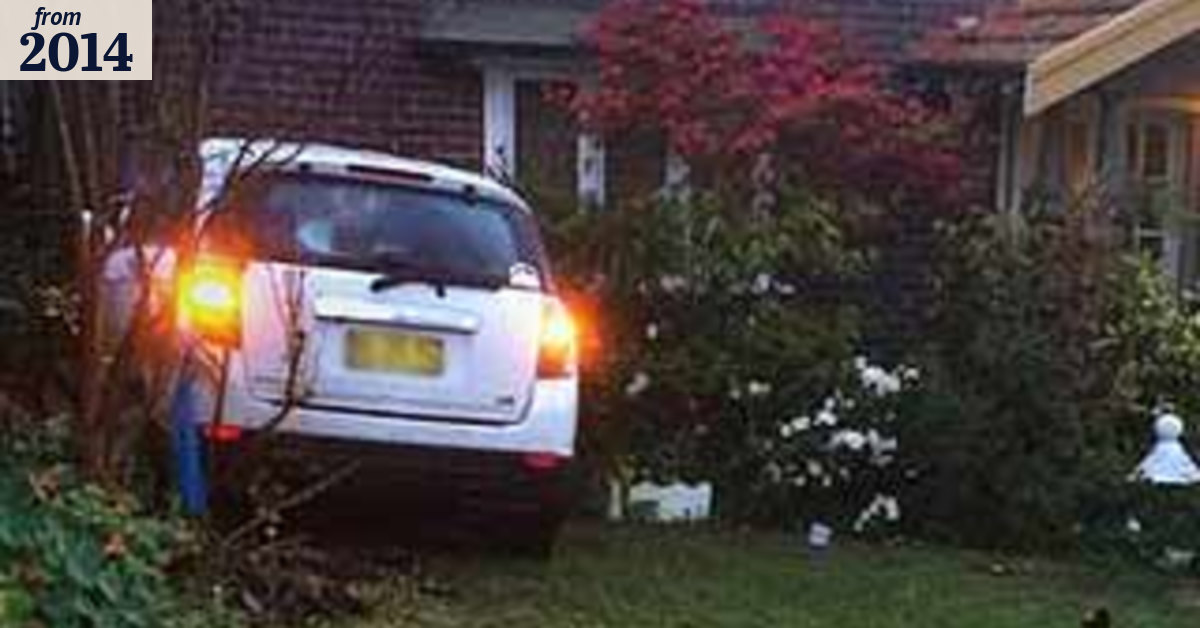 Driver flees after car crashes into Sydney house